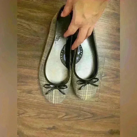 Michelle D size 10 black,white,brown  plaid flats - Picture 2 of 12